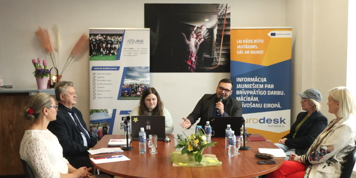 Pasākuma fotogrāfija: Biedrība “Laiks Jauniešiem” uzsāk Bauskas novada pašvaldība vēlēšanu debates 2025. Projekta #LAWAvailable3.0 (Erasmus+ līdzdalības projekta) ietvaros.