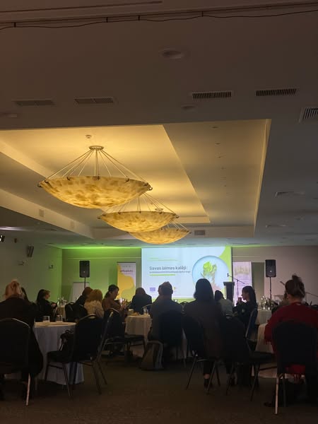 Pasākuma fotogrāfija: 24.aprīlī, biedrībai “Laiks Jauniešiem” bija iespēja piedalīties valsts probācijas dienesta konferencē “Savas laimes kalēji: probācijas klienti mainīgajā darba tirgū”