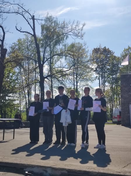 PasÄkuma fotogrÄfija: Bauskas pilskalnÄ norisinÄjuÅ”Äs biedrÄ«bas āLatvijas Sarkanais krustsā Zemgales komitejas pirmÄs palÄ«dzÄ«bas sniegÅ”anas sacensÄ«bas.