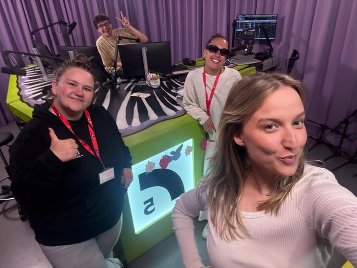 PasÄkuma fotogrÄfija: 8.jÅ«nija rÄ«tÄ ElÄ«zai un LÄ«nai bija brÄ«niŔķīga iespÄja paviesoties Latvijas Radio 5.