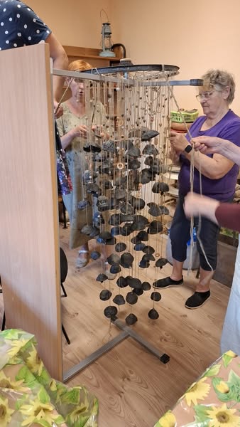 Ģimenes dienā “Kopā radoši, kopā spēcīgi” apmeklētājiem tika sniegta iespēja izveidot savu māla zvaniņu, darbnīcā pie Skaistkalnes mālotavas “Mālo Mālo”.