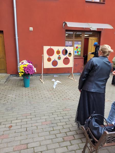 Šodien devāmies uz Bauskas bērnu un jauniešu centru, kur piedalījāmies ar savu artavu pasākumā “Modeļrāde”. Vērtējām bērnu dalību dažādās aktivitātēs un tīklojāmies ar darbiniekiem.