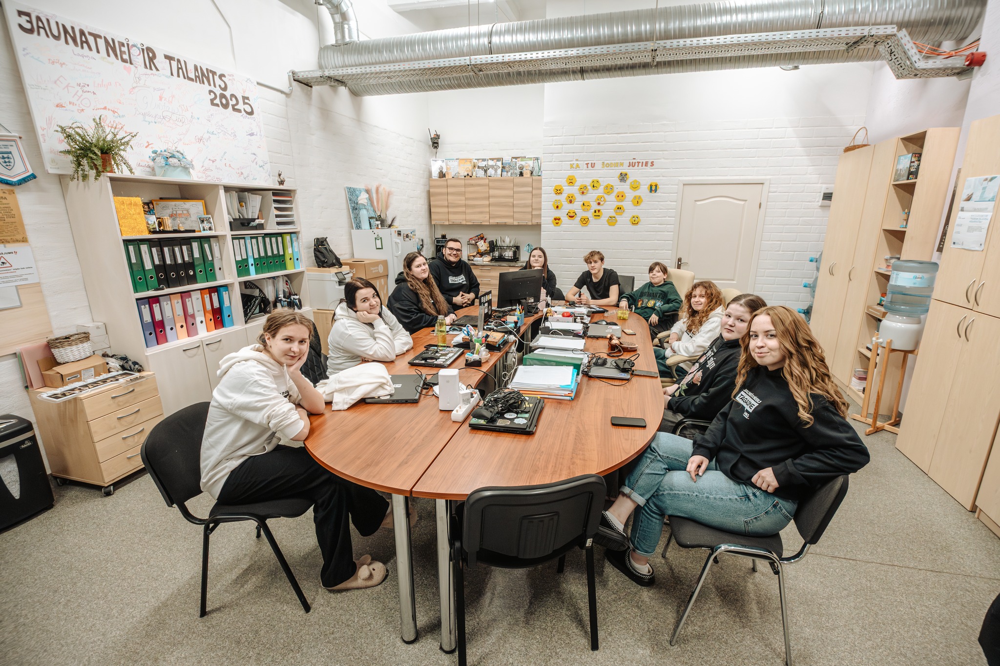 PasÄkuma fotogrÄfija: Laiks JaunieÅ”iem BAUSKÄ katru darba dienu lÄ«dz plkst. 19.00 ir atvÄrta JaunieÅ”u enerÄ£ijas stacija - droÅ”a un draudzÄ«ga vieta, kur jaunieÅ”i var: