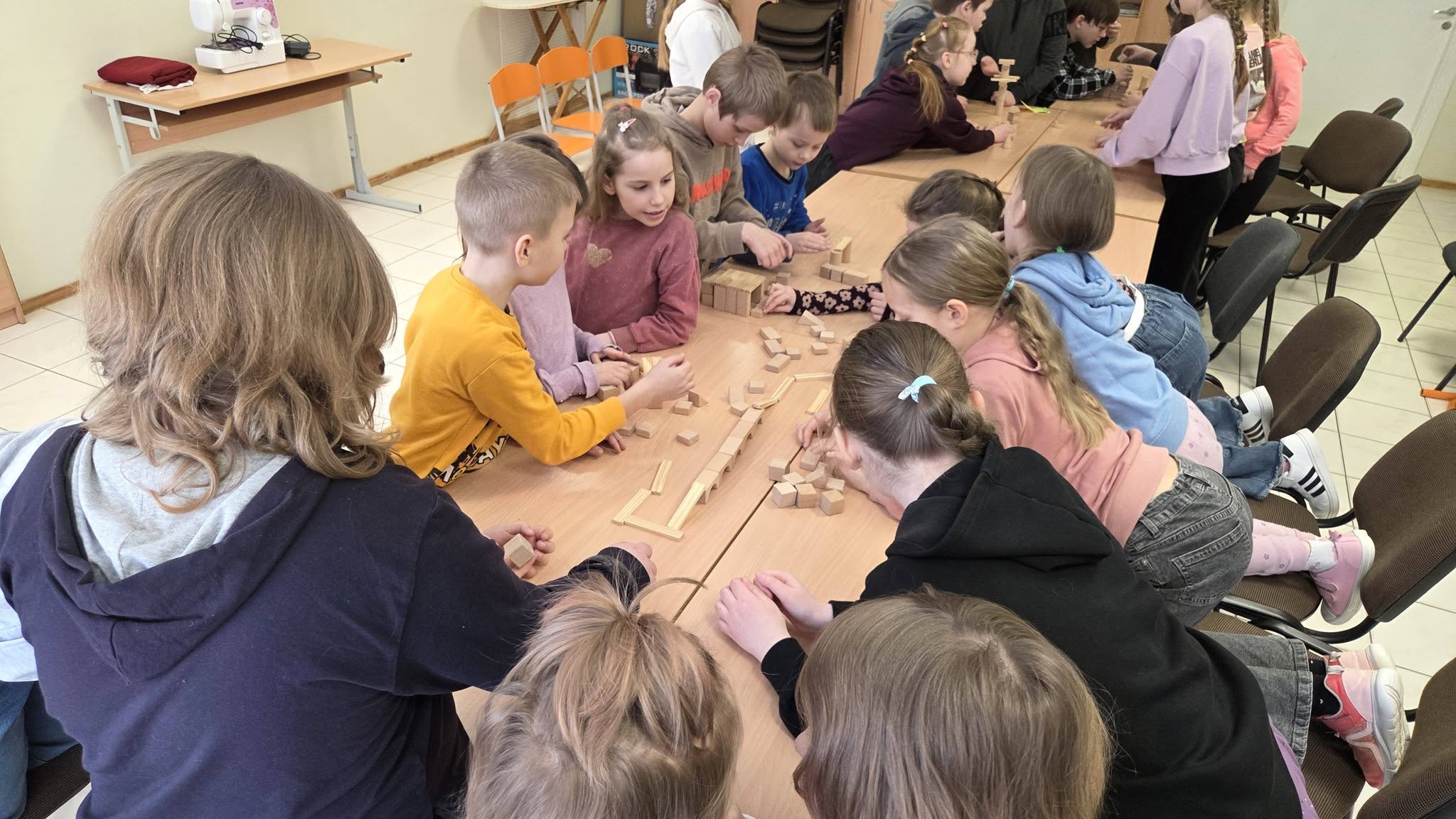 Pasākuma fotogrāfija: Turpinām projektu “STEM un pilsoniskās līdzdalības norises plašākai izglītības pieredzei un karjeras izvēlei”, īstenojot nodarbības dažādām vecuma grupām.