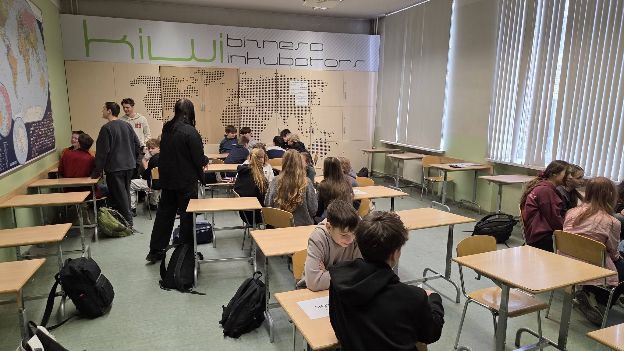 Pasākuma fotogrāfija: Turpinām projektu “STEM un pilsoniskās līdzdalības norises plašākai izglītības pieredzei un karjeras izvēlei”, īstenojot nodarbības dažādām vecuma grupām.