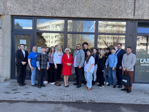 Pasākuma fotogrāfija: Biedrībai “Laiks Jauniešiem” bija patiess gods Bauskā, jauniešu telpās, uzņemt Latvijas Republikas Saeimas priekšsēdētāju Daigu Mieriņu.