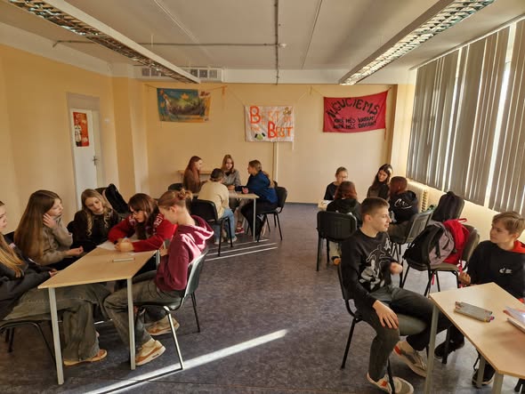 Pasākuma fotogrāfija: Biedrība “Laiks Jauniešiem” viesojās Iļģuciema pamatskolā, turpinot projektu “STEM un pilsoniskās līdzdalības norises plašākai izglītības pieredzei un karjeras izvēlei”.