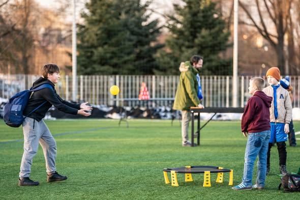 Pasākuma fotogrāfija: Aizvadīta pirmā FC RFS mājas spēle, kurā biedrība “Laiks Jauniešiem” nodrošināja lielformāta spēļu un radošo aktivitāšu kvartālu.